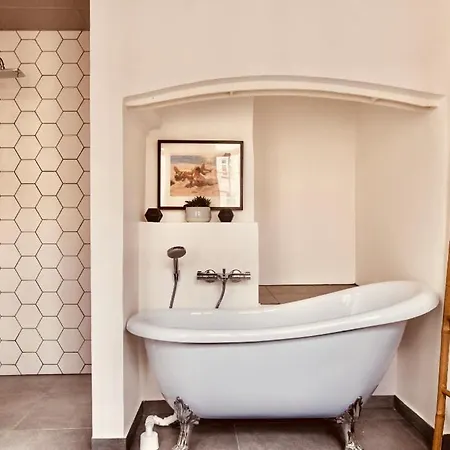 4 Bedroom In The Latin Quarter Apartament